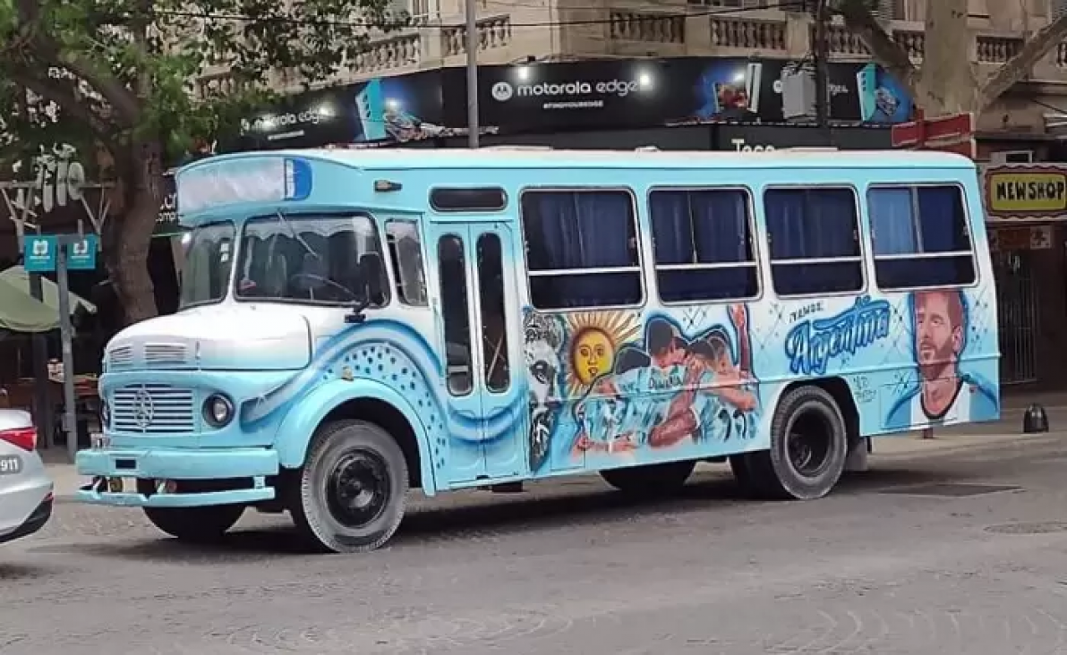 imagen La Scaloneta nació en Mendoza: la historia del viejo colectivo que se pintó aquí para alentar a la Selección