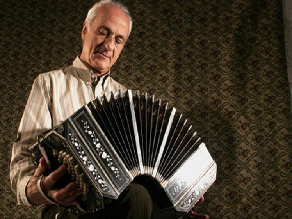 imagen Tango para fuelle y orquesta: Néstor Marconi junto a la OSUNCUYO