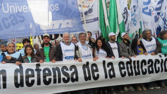 imagen Multitudinaria marcha en defensa de la universidad pública