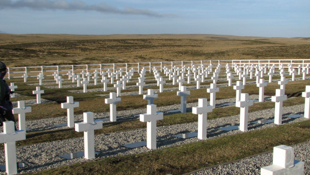 imagen La Cruz Roja identifica a soldados caídos en Malvinas